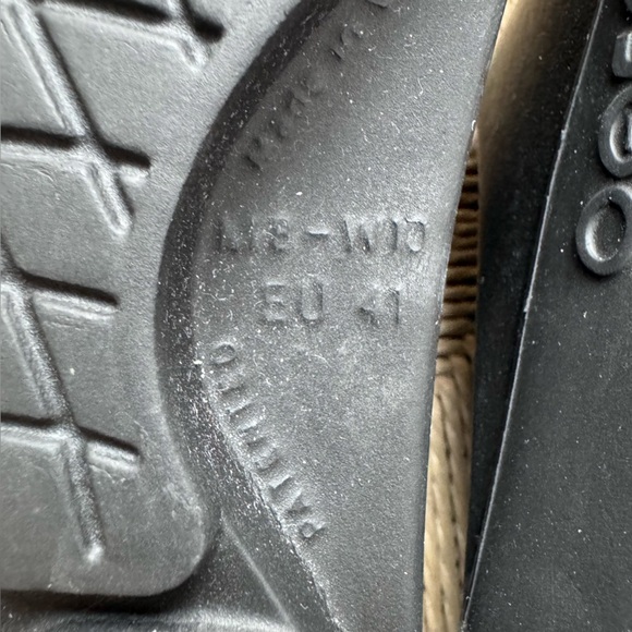 Oofos OOaah Dark Gray Metallic Slides Size 10 - Picture 5 of 5